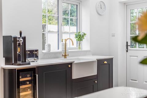 12 Godstone Road, Lingfield, RH7 6BW