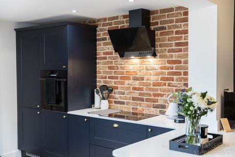 12 Godstone Road, Lingfield, RH7 6BW
