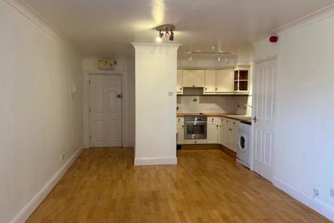 2 bedroom flat to rent, Police Station Road, West Malling