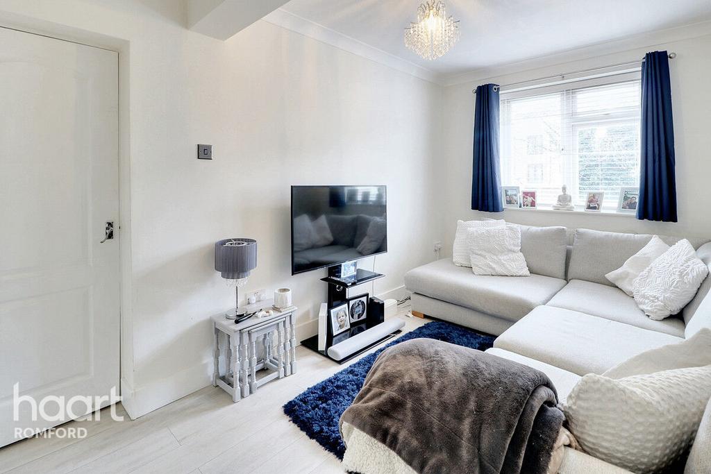 Richards Avenue, Romford, RM7 9ES 3 bed for sale £325,000
