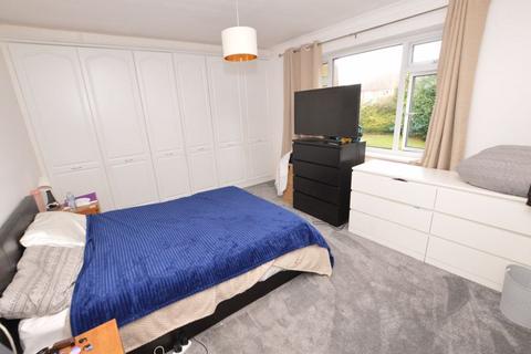 2 bedroom ground floor flat for sale, Lindfield Gardens, Guildford