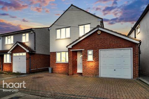 4 bedroom detached house for sale, Birch Road, Romford