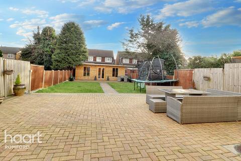 4 bedroom detached house for sale, Birch Road, Romford