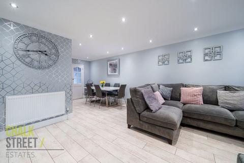 8 Lynbrook Close, Rainham, RM13 8DD