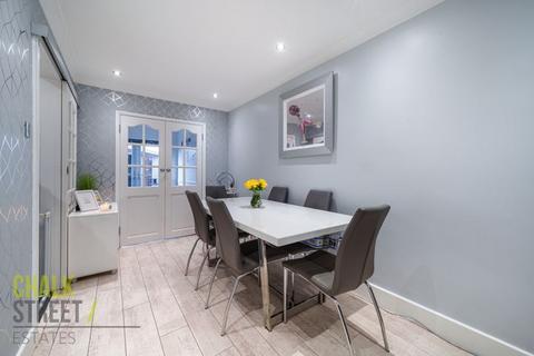 8 Lynbrook Close, Rainham, RM13 8DD