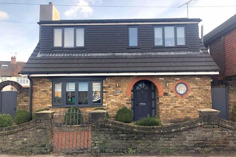 3 bedroom detached house to rent, Woodham Lane, Addlestone