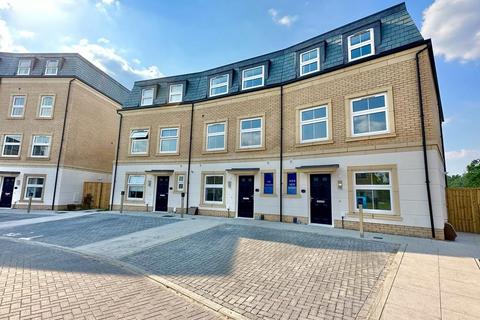 3 bedroom townhouse for sale, The Crescent, Surrey GU16