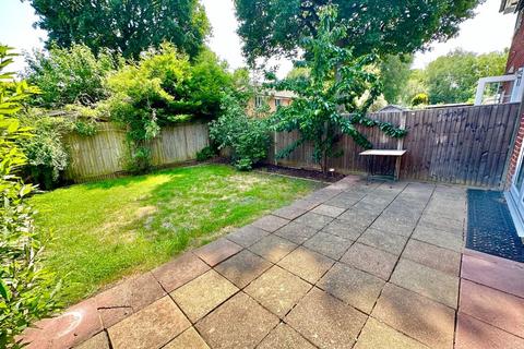 1 Gloucester Close, Frimley Green, Camberley, GU16 6LT