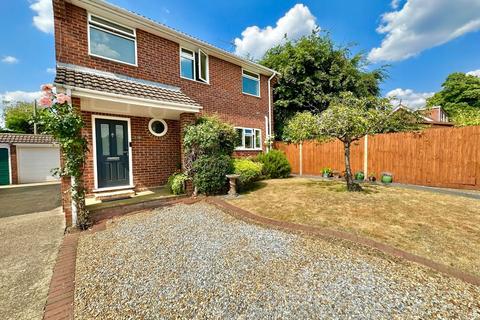 3 bedroom detached house for sale, Elmcroft Close, Camberley GU16