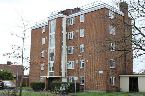 2 bedroom ground floor flat for sale - Longwood Gardens, Clayhall IG5