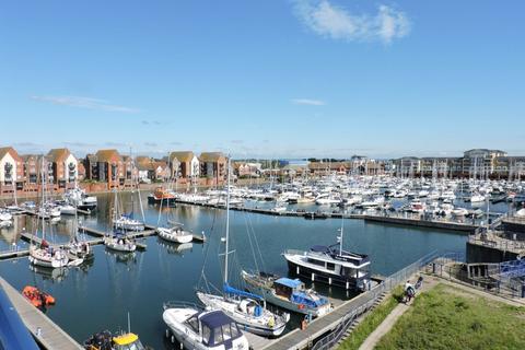 2 bedroom flat to rent, Bermuda Place, Eastbourne, East Sussex, BN23