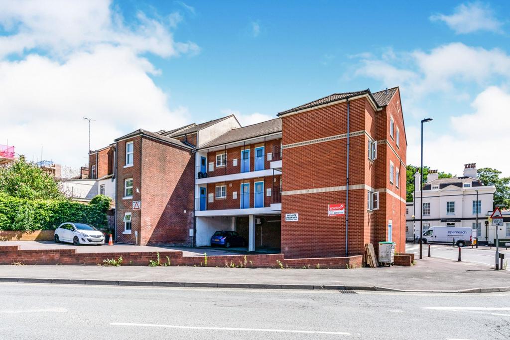 Oakbank Road, Woolston, Southampton 2 bed apartment to rent £995 pcm