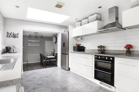 120 Commonwealth Road, Caterham, CR3 6LS