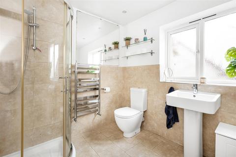 120 Commonwealth Road, Caterham, CR3 6LS