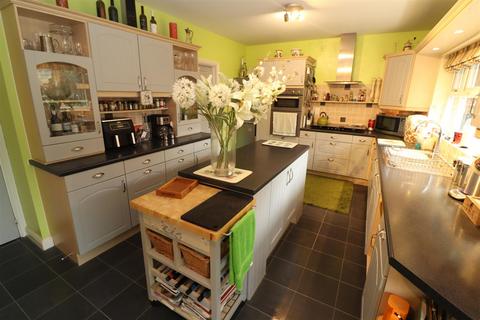 16 Batsmans Drive, Rushden, NN10 6EW