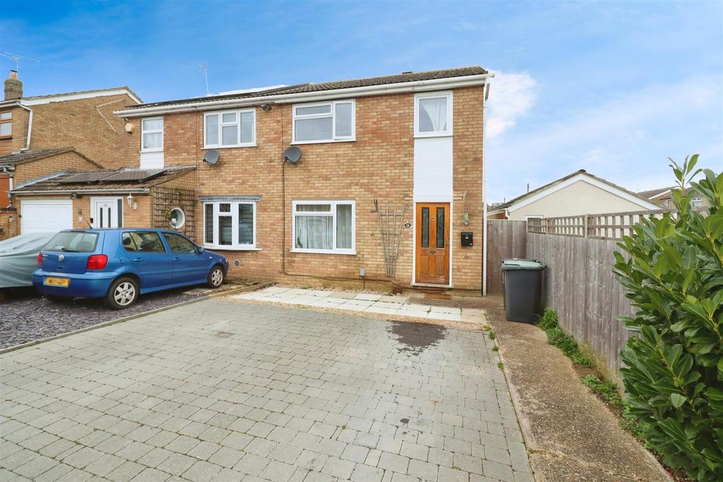 Fairmead Crescent, Rushden NN10 3 bed semidetached house for sale £