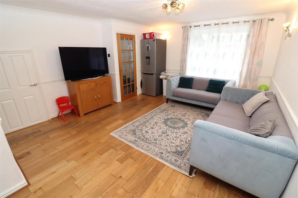 Fairmead Crescent, Rushden NN10 3 bed semidetached house for sale £