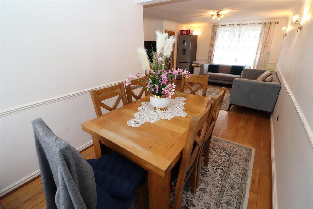 Fairmead Crescent, Rushden NN10 3 bed semidetached house for sale £