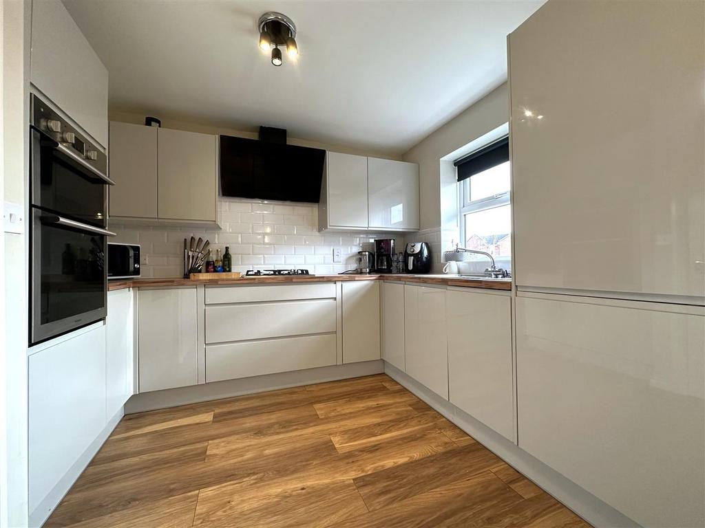 Modern Fitted Kitchen 185