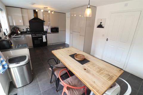 10 Darsdale Drive, Raunds, Wellingborough, NN9 6FU