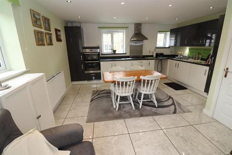 3 Bernard Vann Close, Rushden, NN10 0ZD