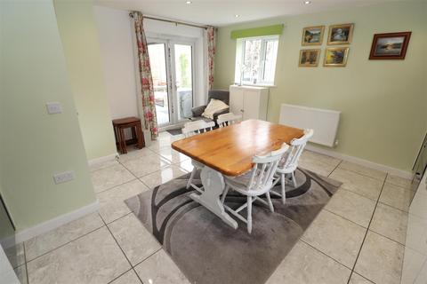 3 Bernard Vann Close, Rushden, NN10 0ZD