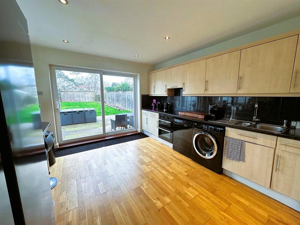 Woodhurst Avenue, Petts Wood 3 bed semidetached house £2,250 pcm (£519 pw)