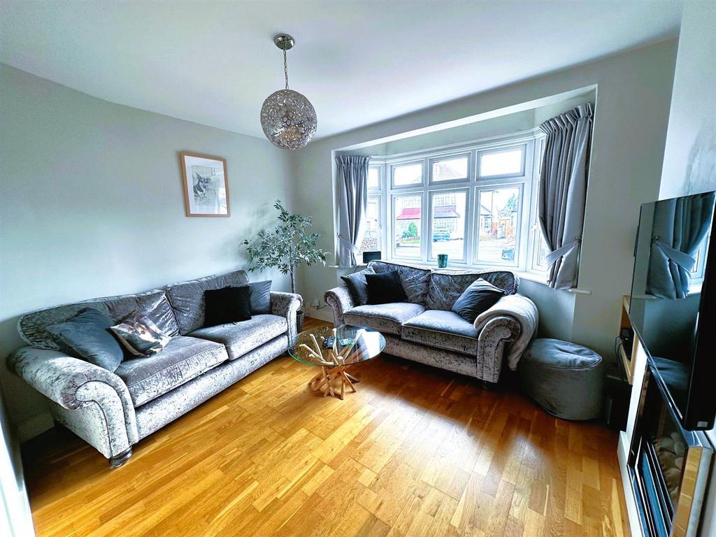 Woodhurst Avenue, Petts Wood 3 bed semidetached house £2,250 pcm (£519 pw)