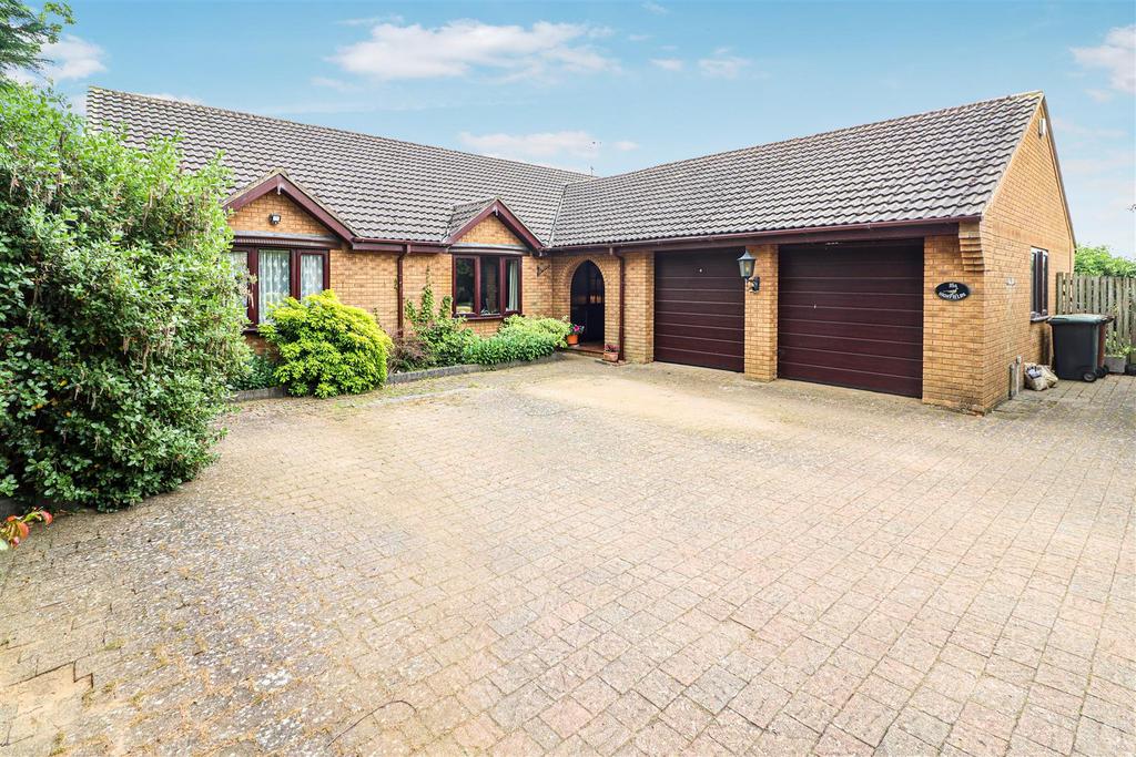 Chelveston Road, Raunds NN9 4 bed detached bungalow for sale £675,000