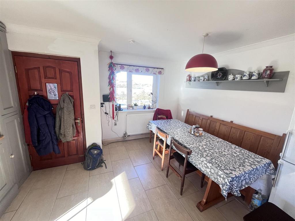 Kitchen dining area .JPG