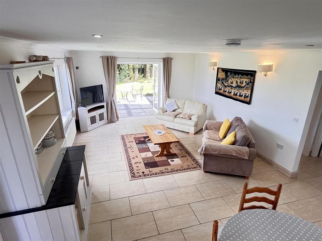 Open plan living/dining area