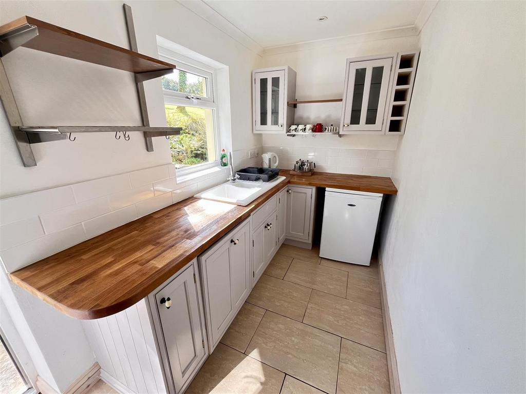 Open plan access to rear kitchen