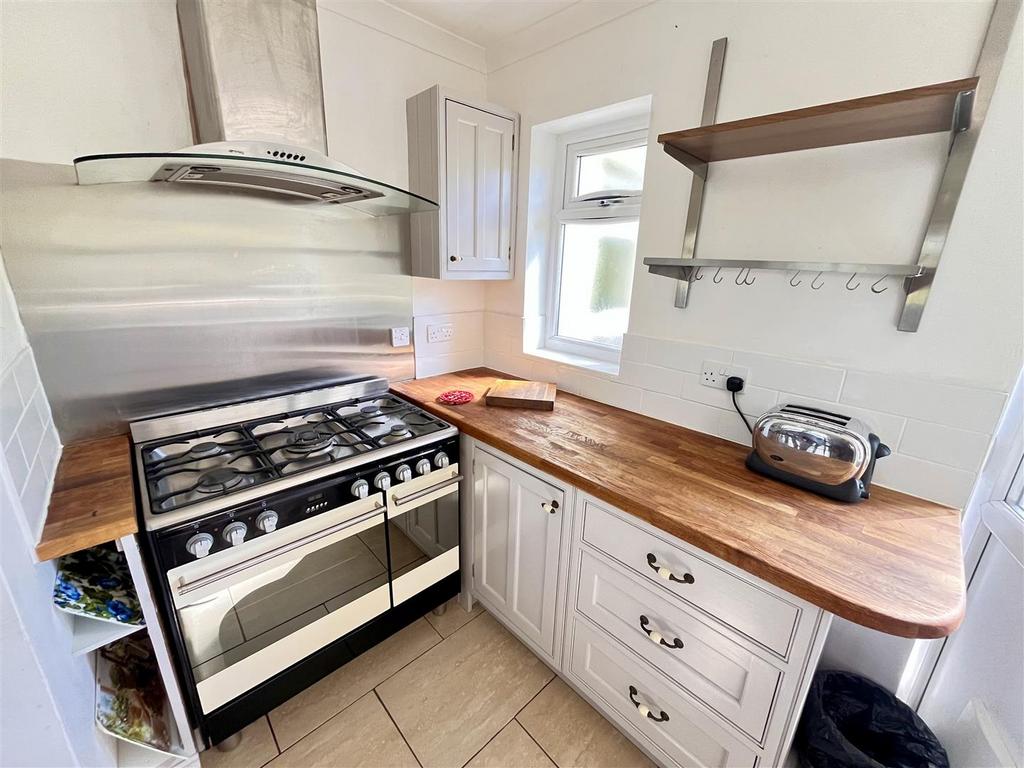 Open plan access to rear kitchen