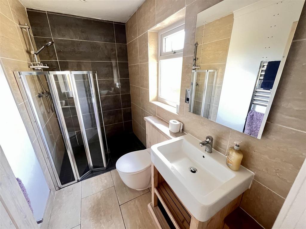 SHOWER ROOM off
