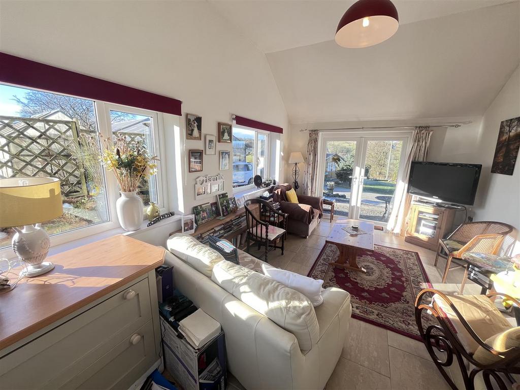 Side living room/sun room