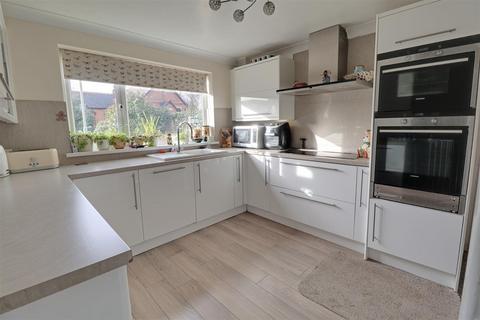 4 bedroom detached house for sale, Hucclecote Road, Gloucester
