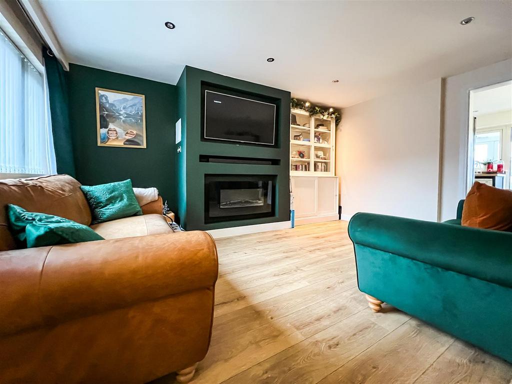 Dore Avenue, Portchester, 3 bed end of terrace house for sale £300,000