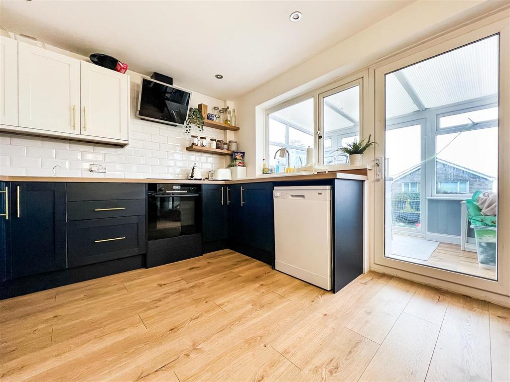 Dore Avenue, Portchester, 3 bed end of terrace house for sale £300,000