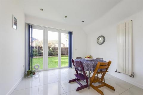 4 bedroom end of terrace house to rent, Golf Side, Twickenham