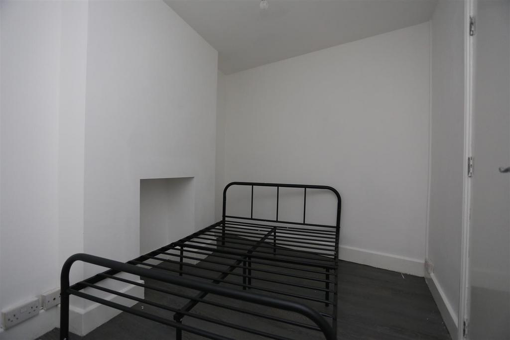 17 Ditchling Road LGF Bed.JPG