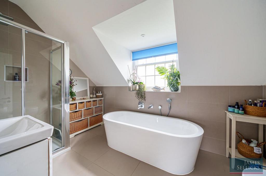 Master ensuite bathroom