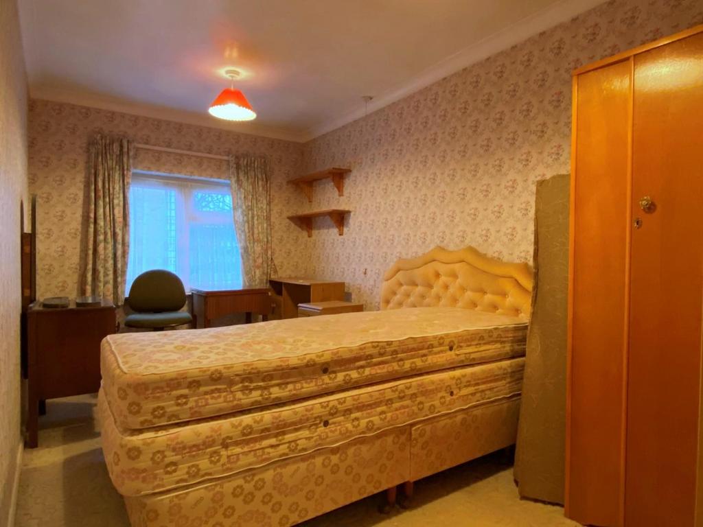 Bedroom w2.jpg