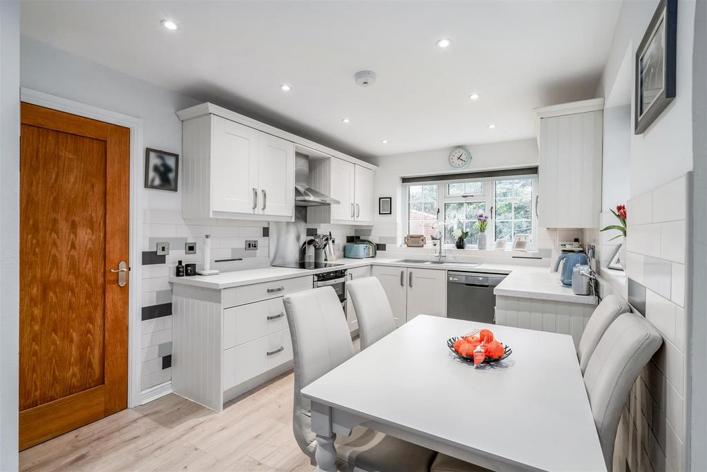 2 Fullbrook Close-8 lo.jpg