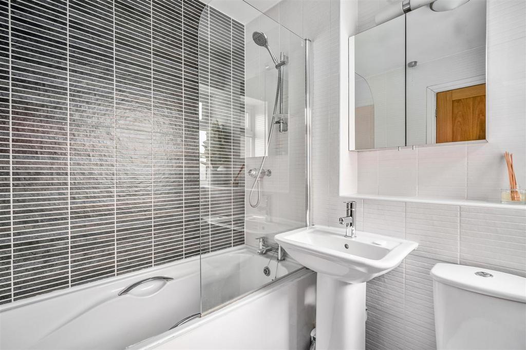 2 Fullbrook Close-14 lo.jpg