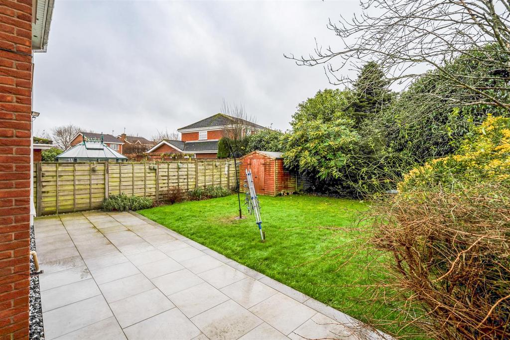 2 Fullbrook Close-16 lo.jpg