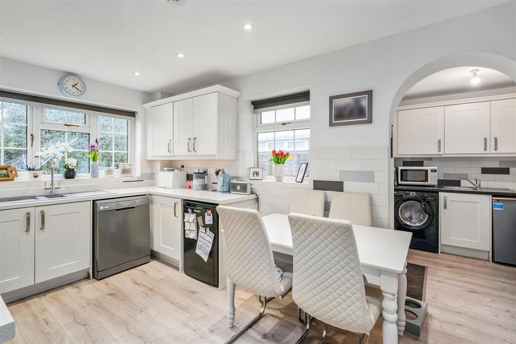 2 Fullbrook Close-9 lo.jpg