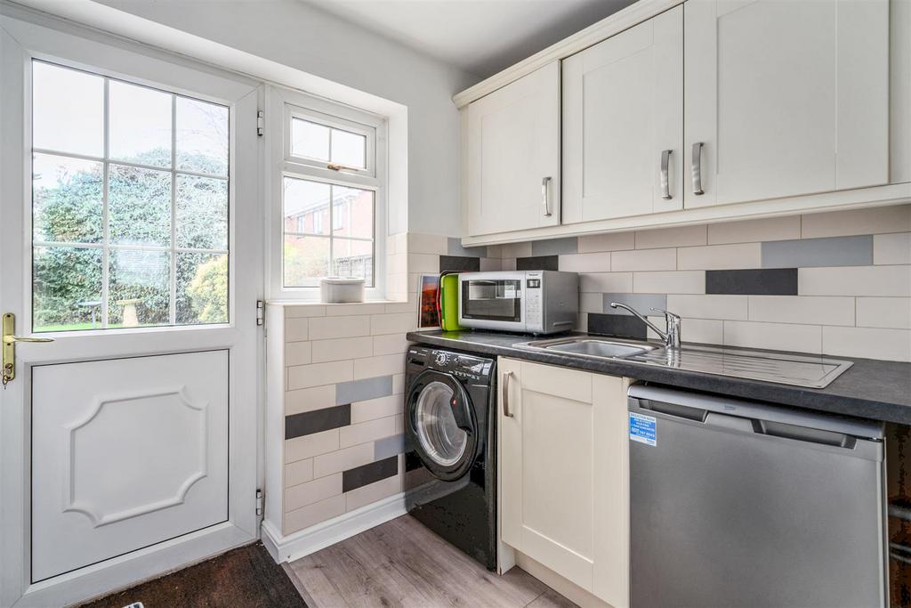 2 Fullbrook Close-6 lo.jpg