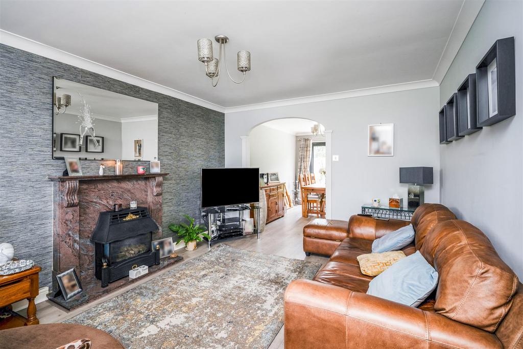 2 Fullbrook Close-1 lo.jpg