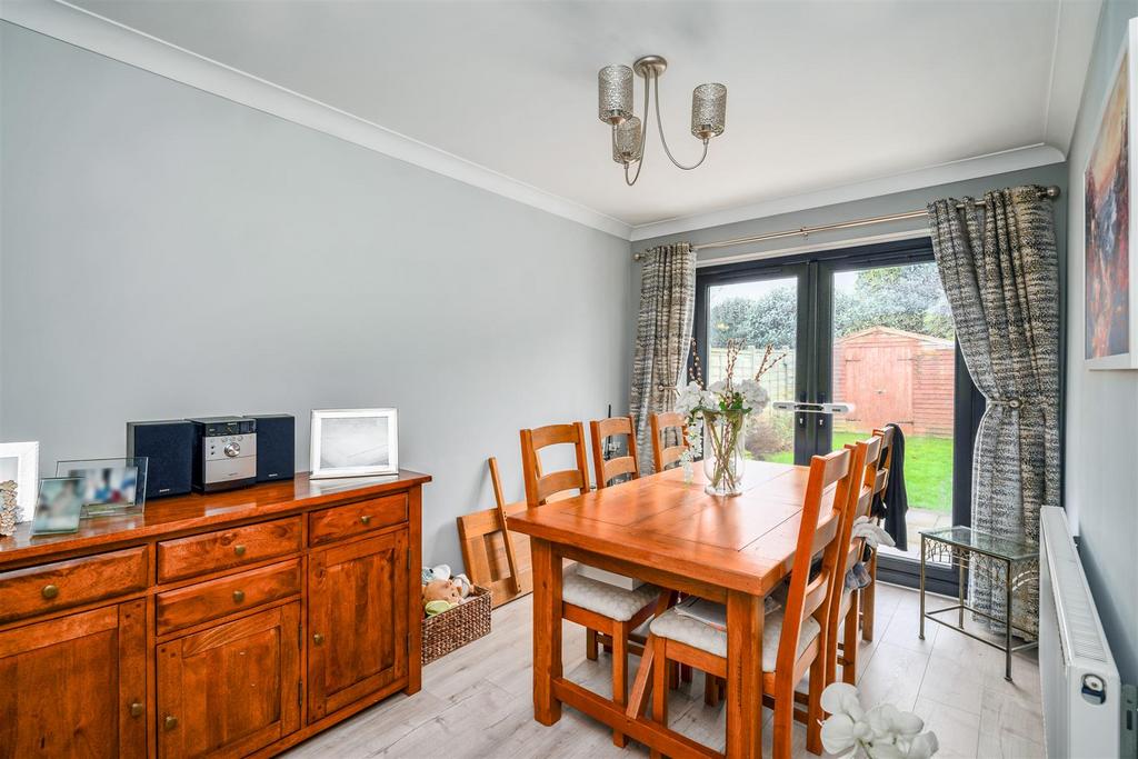 2 Fullbrook Close-4 lo.jpg