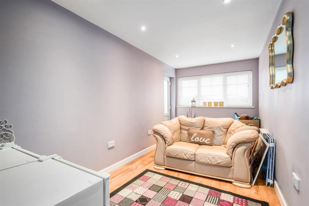 2 Fullbrook Close-5 lo.jpg